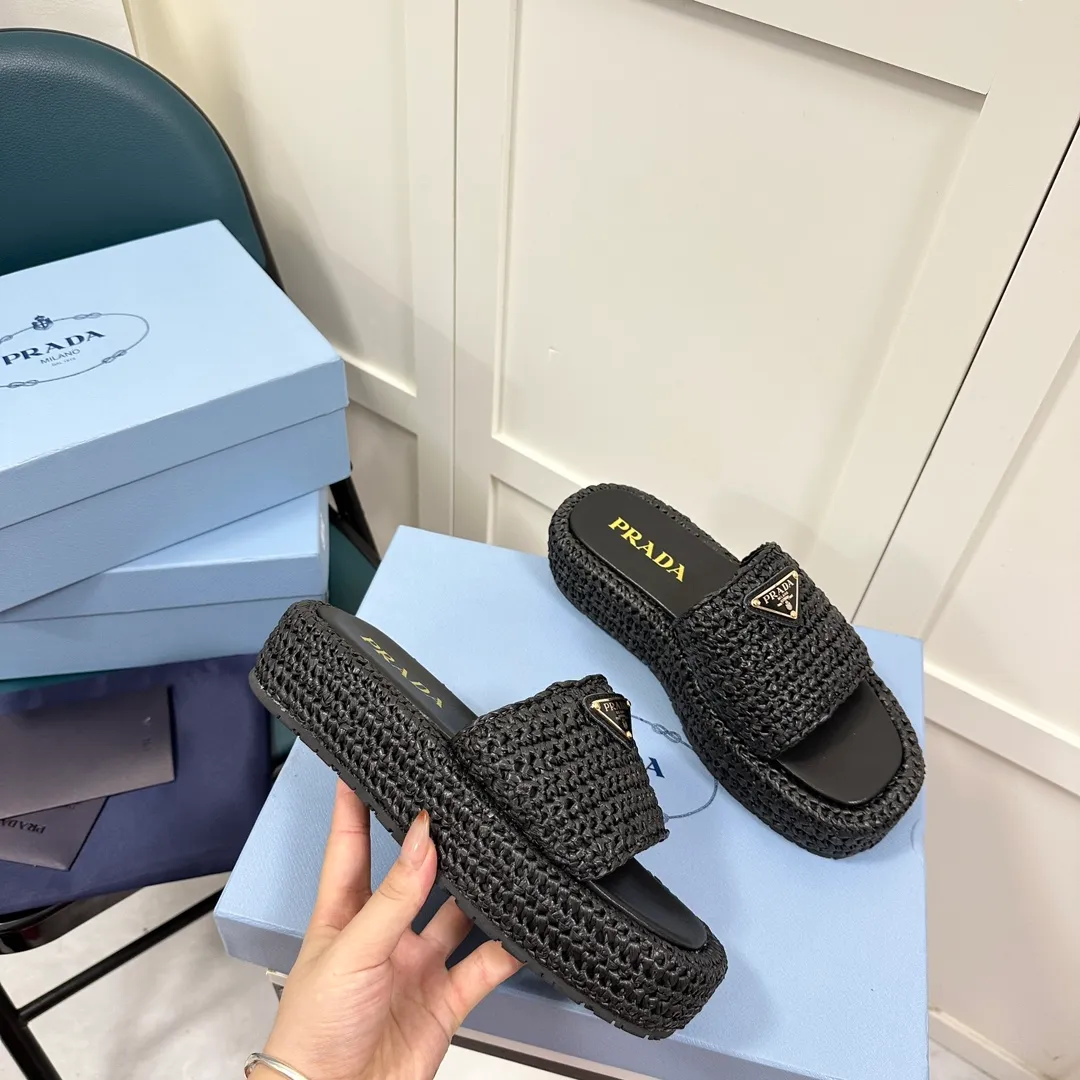 👟👟Ex-factory price 420👟👟 Prada’s new woven shoes and straw slippers! This year's popular straw series, lazy people's must-have slippers, look so good on your feet! ●Material: original uniform grass weave ●Inner padding: sheepskin lining ●Outsole: rubber outsole ●Number of yards: 35～40 (40 41 customized)